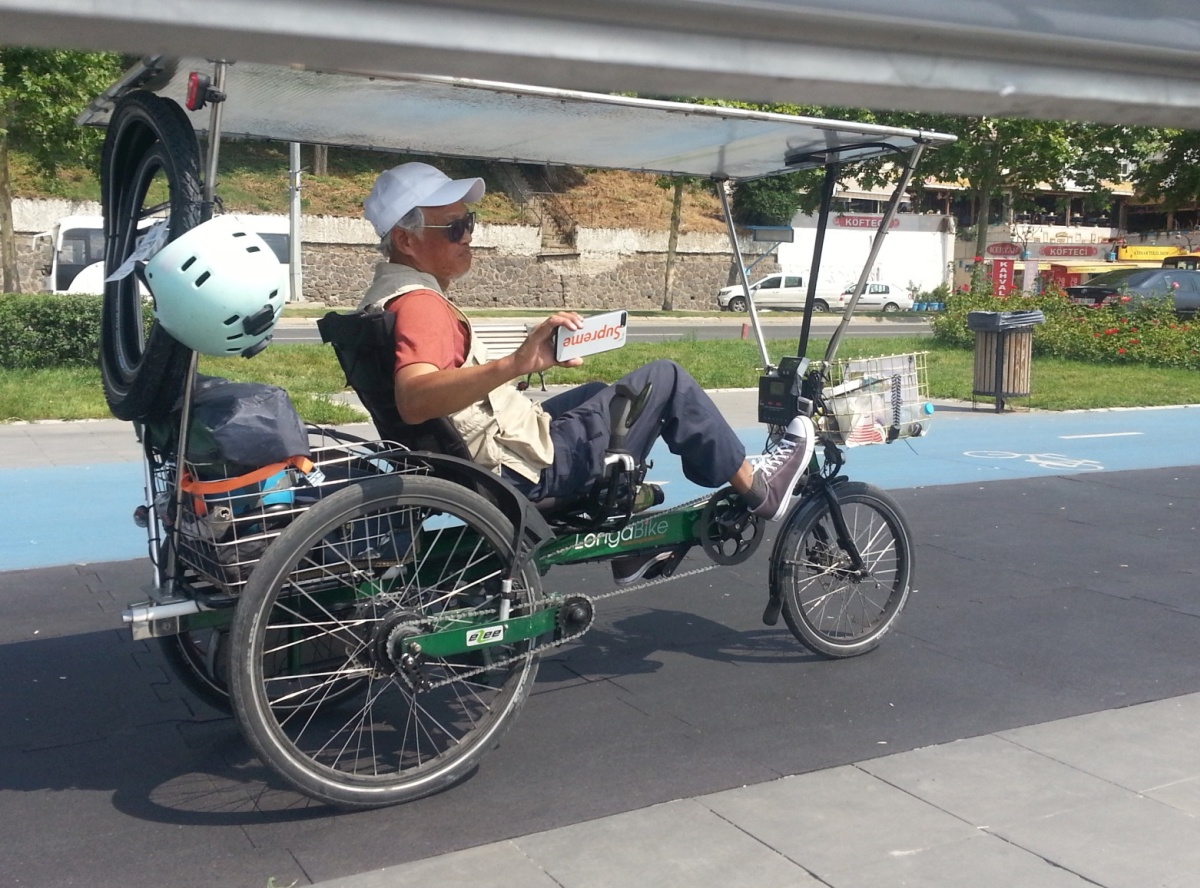 Waiwon Ching of eZeebike happend to be arriving in Tekridag on the same day as us, even though it took a completely different path through Italy and Greece.
His trike setup has a much smaller solar roof and so he also charges the batteries at night with a Satiator.